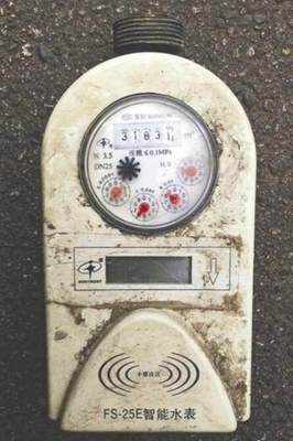 女士收到水費(fèi)通知單,欠費(fèi)8萬(wàn)多?網(wǎng)友:這鍋由自來(lái)水公司背!